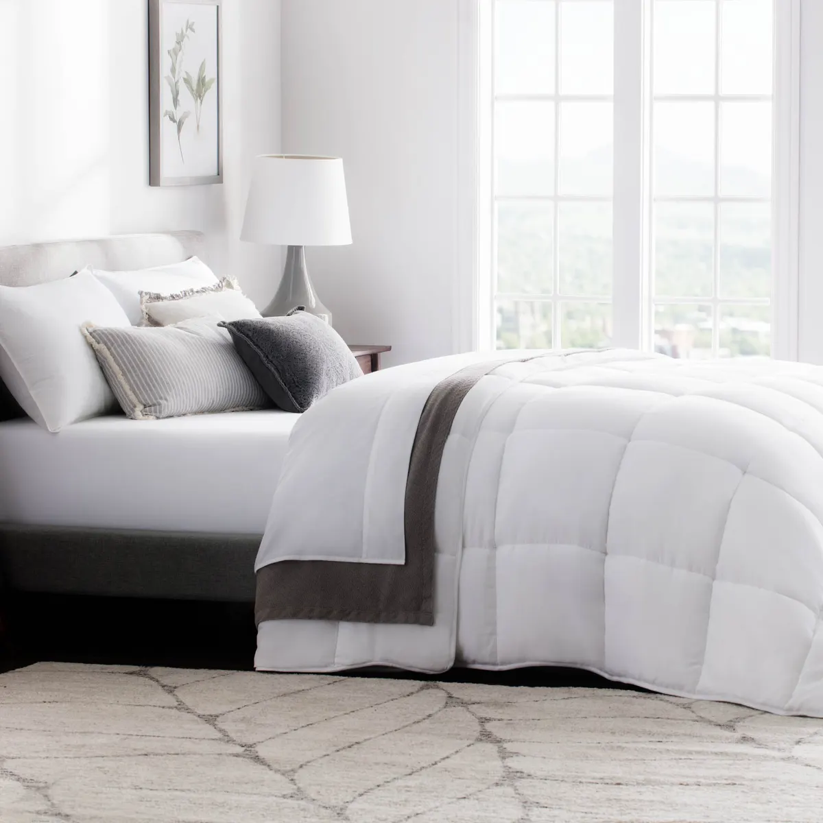 Down-alternative microfiber comforter, detail view